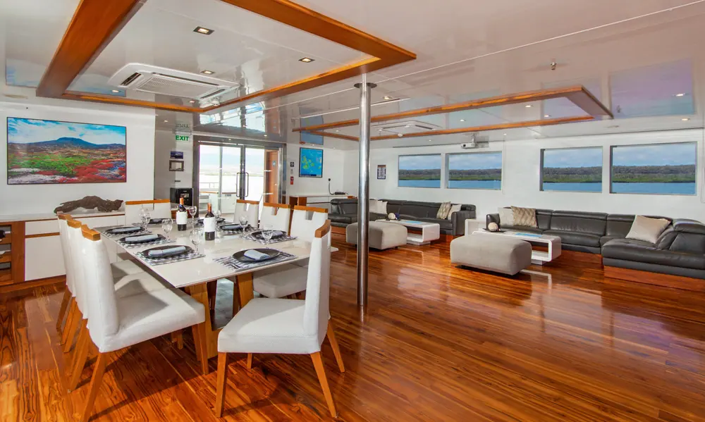 Infinity yacht lounge